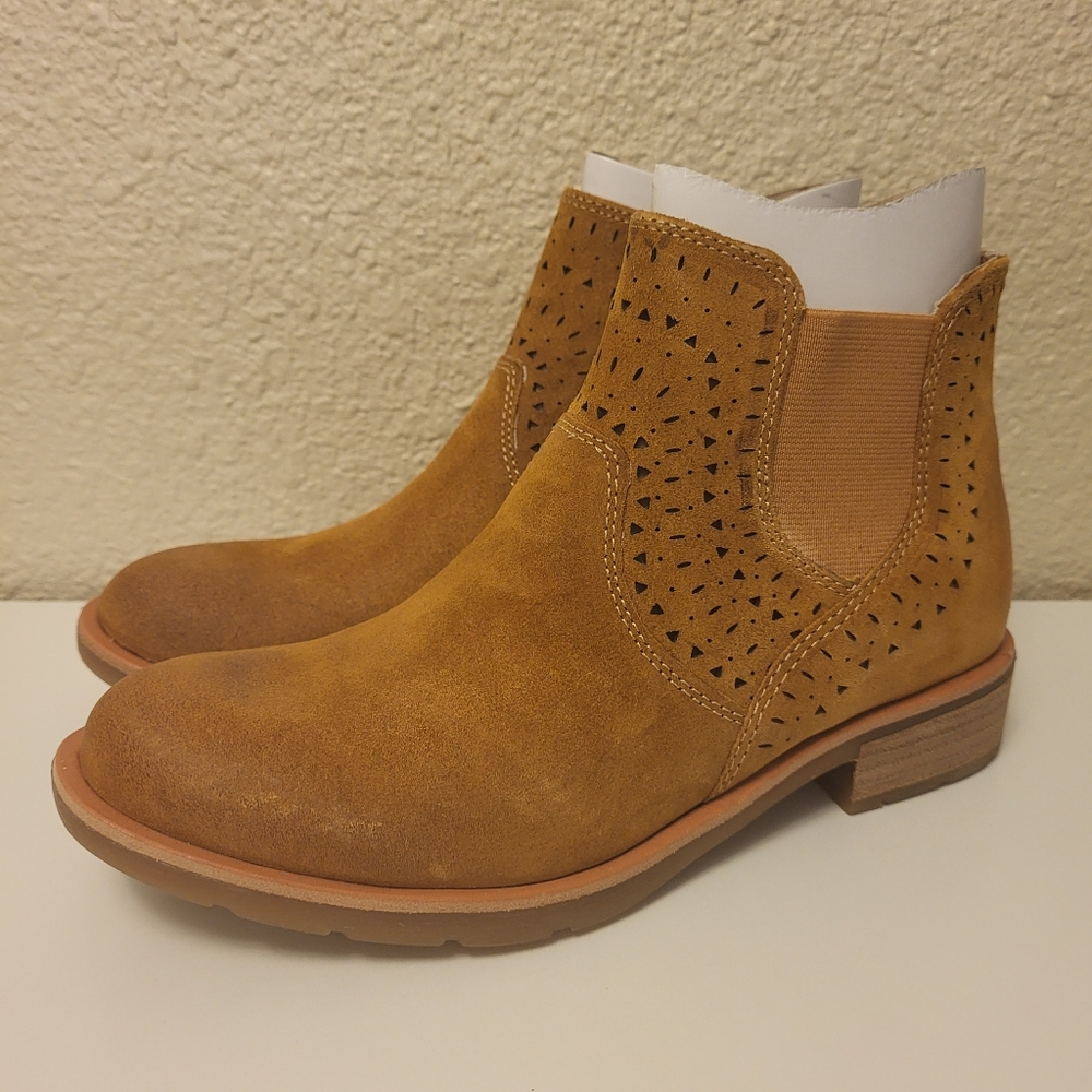 NWT Söfft Honey Leather Barina Chelsea Boots Size 6½